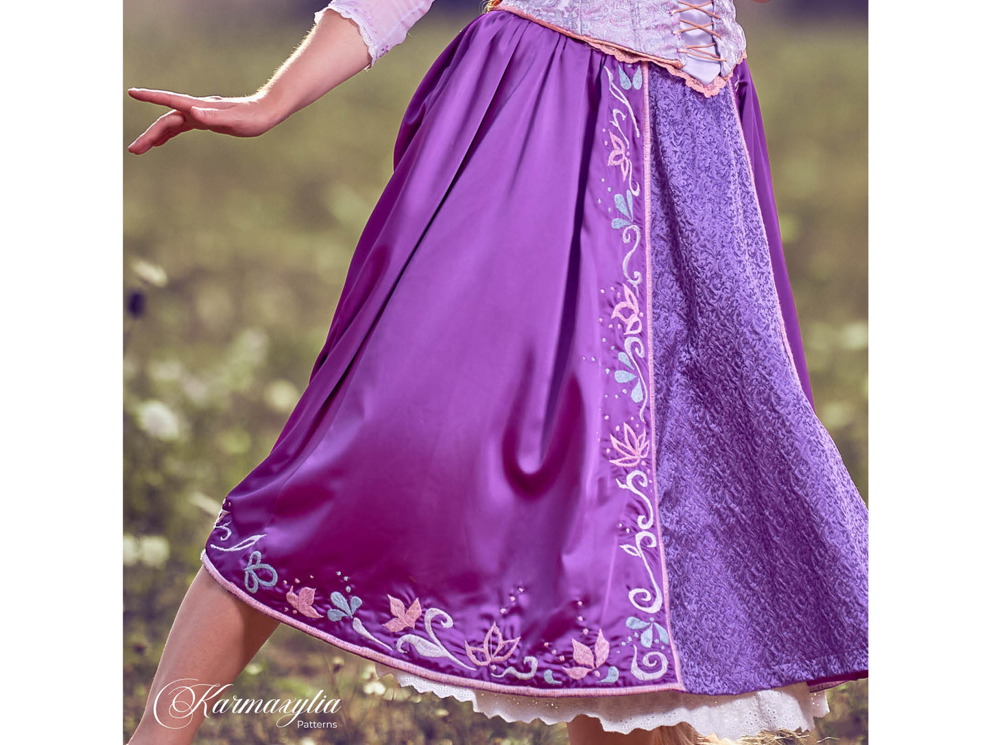 Hand embroidery pattern of Rapunzel's skirt and sleeves - Patron des broderies de la jupe et des manches de Raiponce